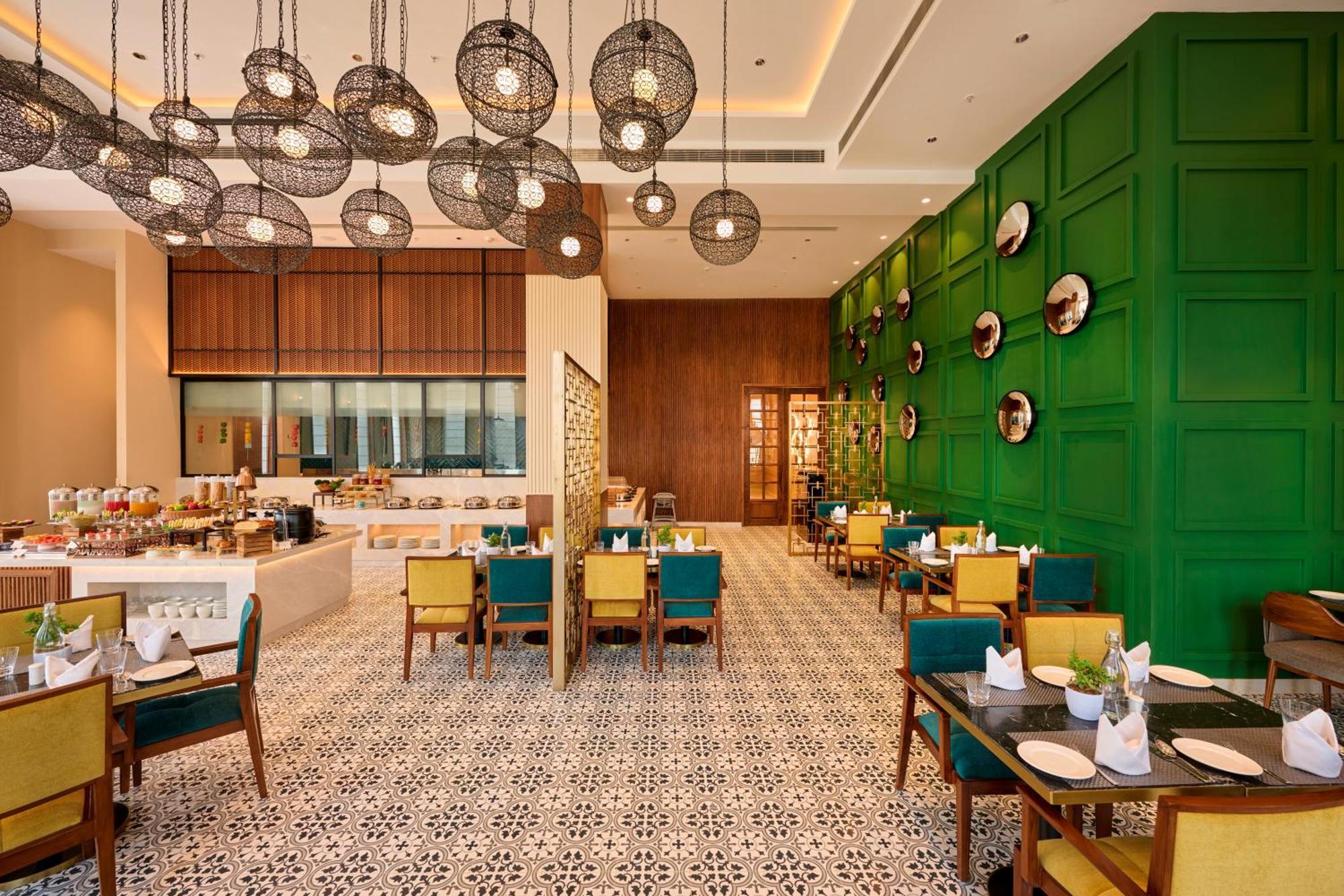 Iris Sarovar Portico 구르가온 외부 사진