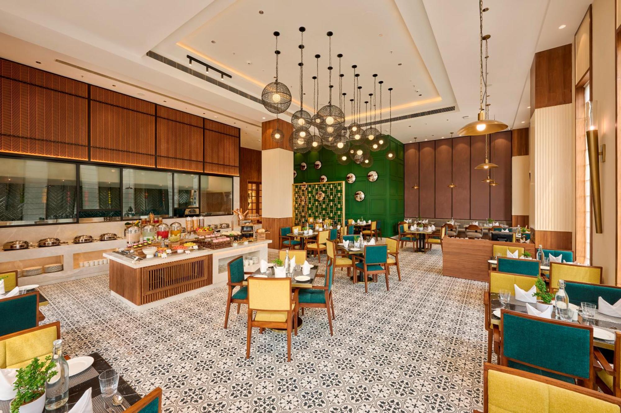 Iris Sarovar Portico 구르가온 외부 사진