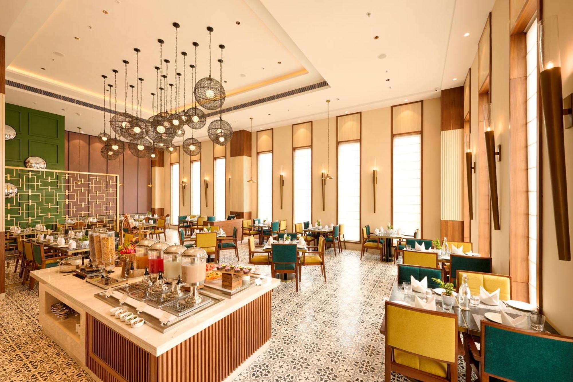 Iris Sarovar Portico 구르가온 외부 사진