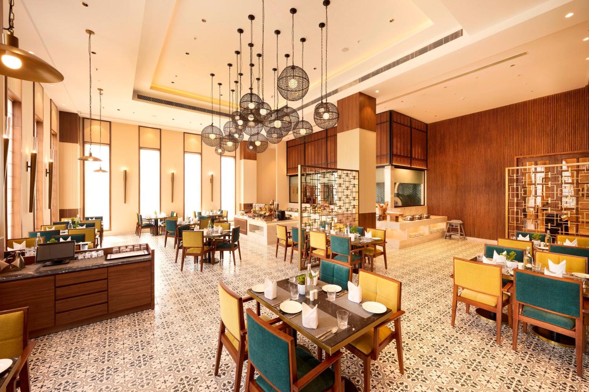 Iris Sarovar Portico 구르가온 외부 사진