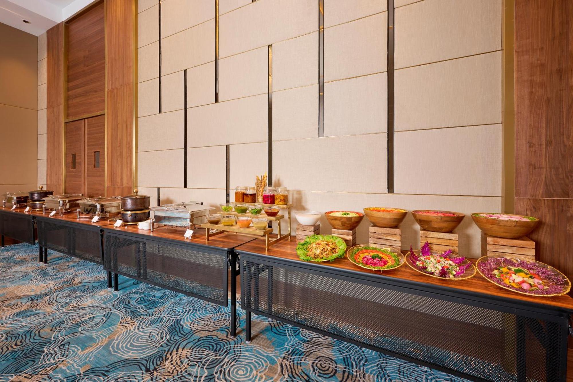 Iris Sarovar Portico 구르가온 외부 사진