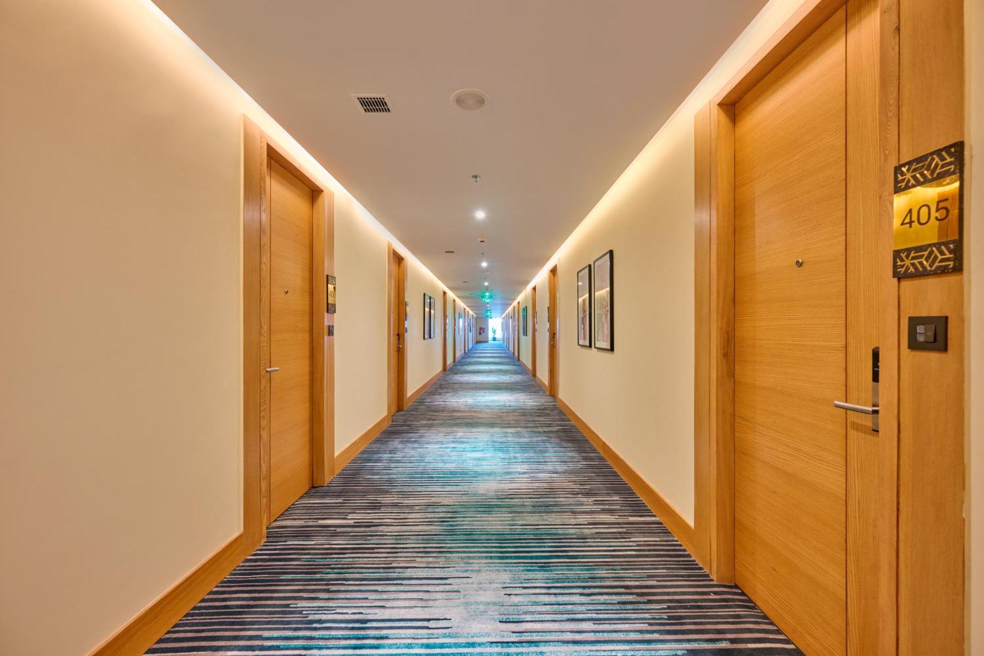 Iris Sarovar Portico 구르가온 외부 사진