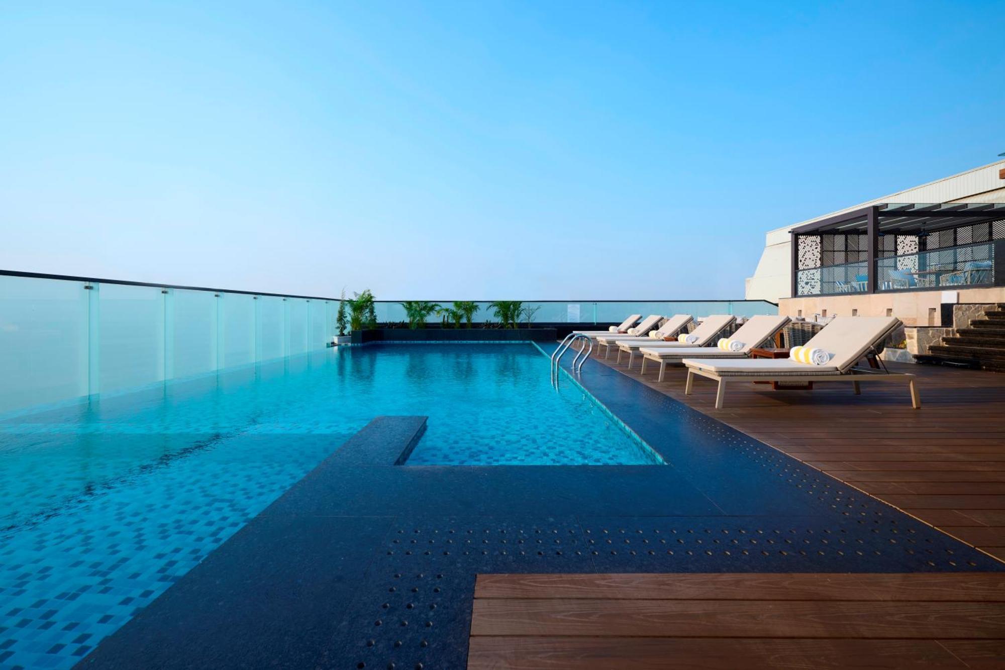 Iris Sarovar Portico 구르가온 외부 사진