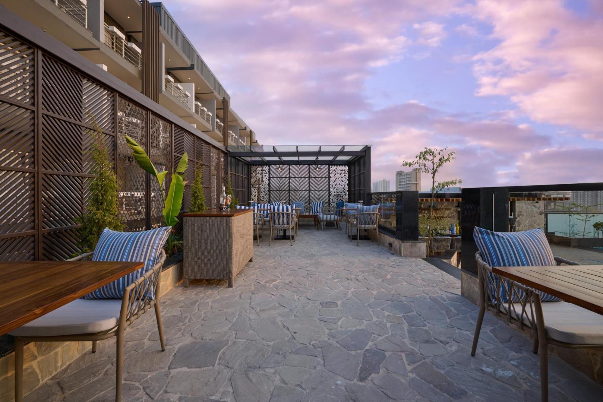 Iris Sarovar Portico 구르가온 외부 사진