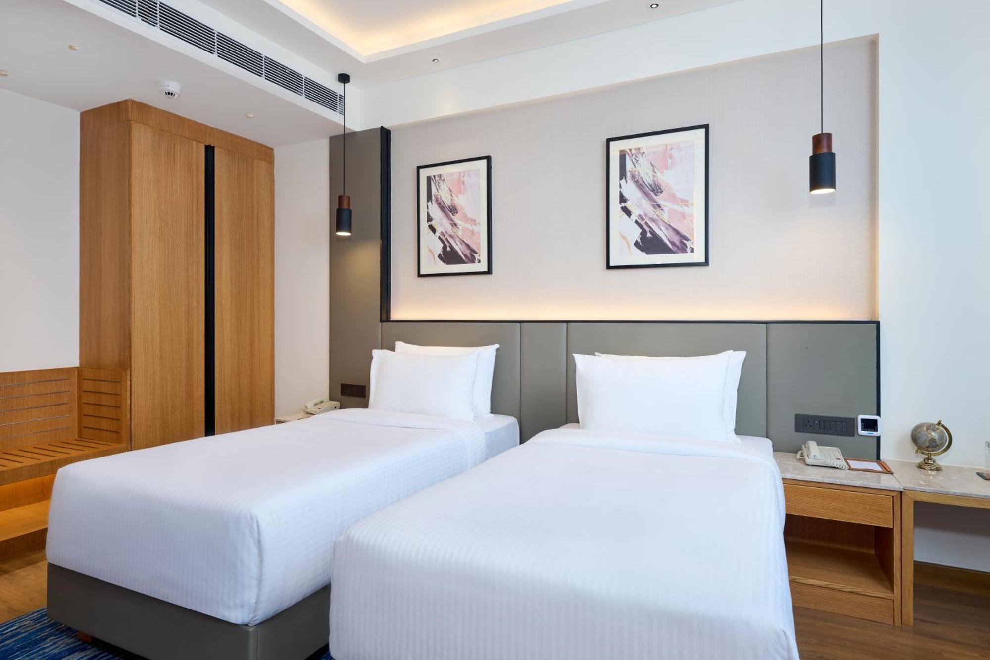 Iris Sarovar Portico 구르가온 외부 사진