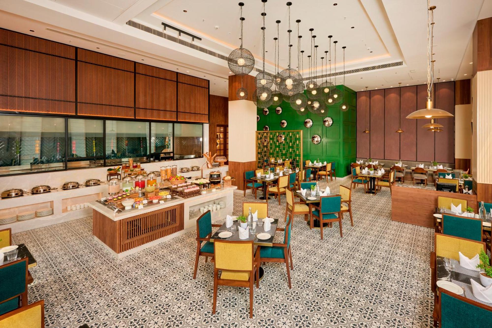 Iris Sarovar Portico 구르가온 외부 사진