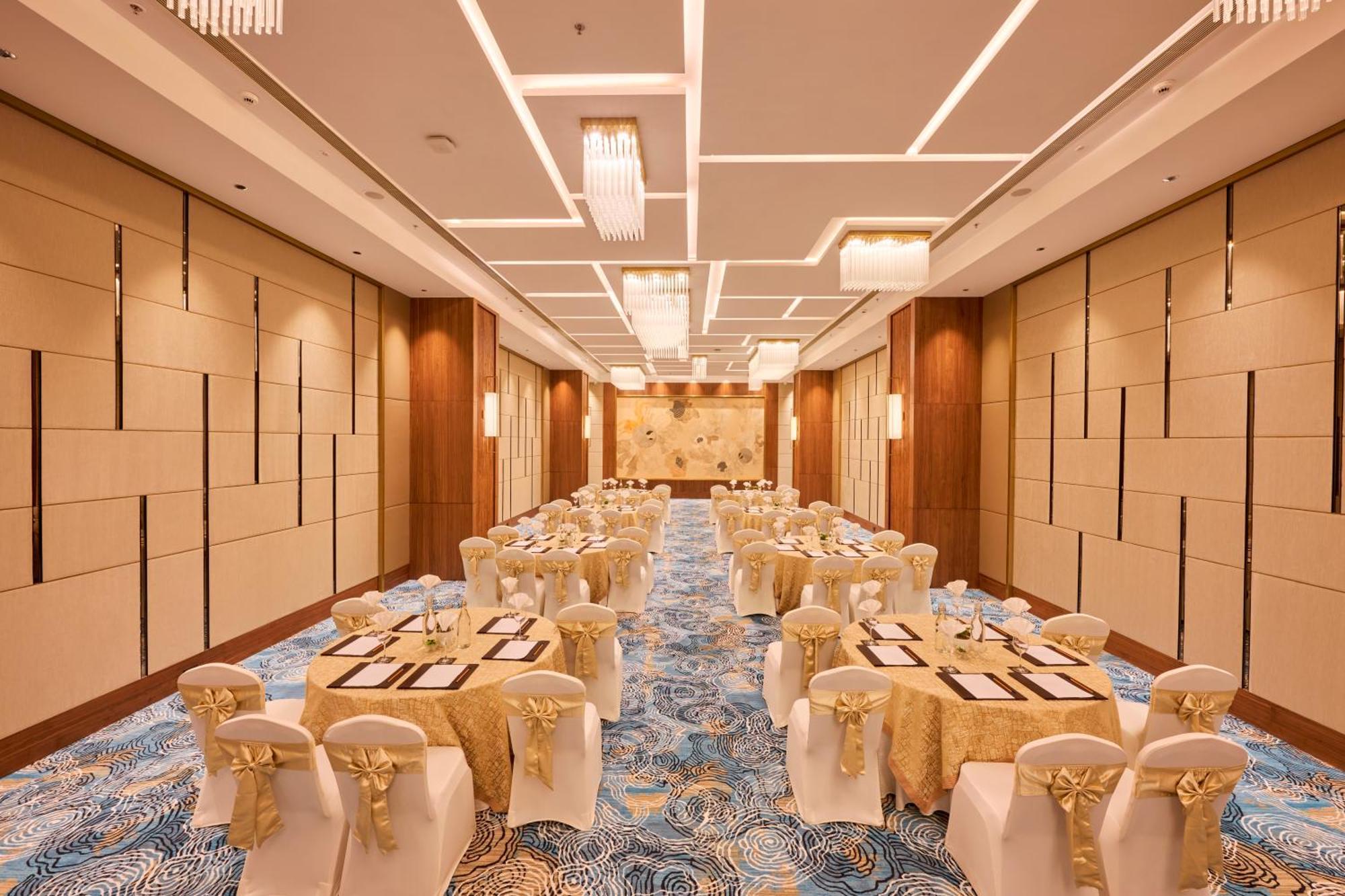 Iris Sarovar Portico 구르가온 외부 사진
