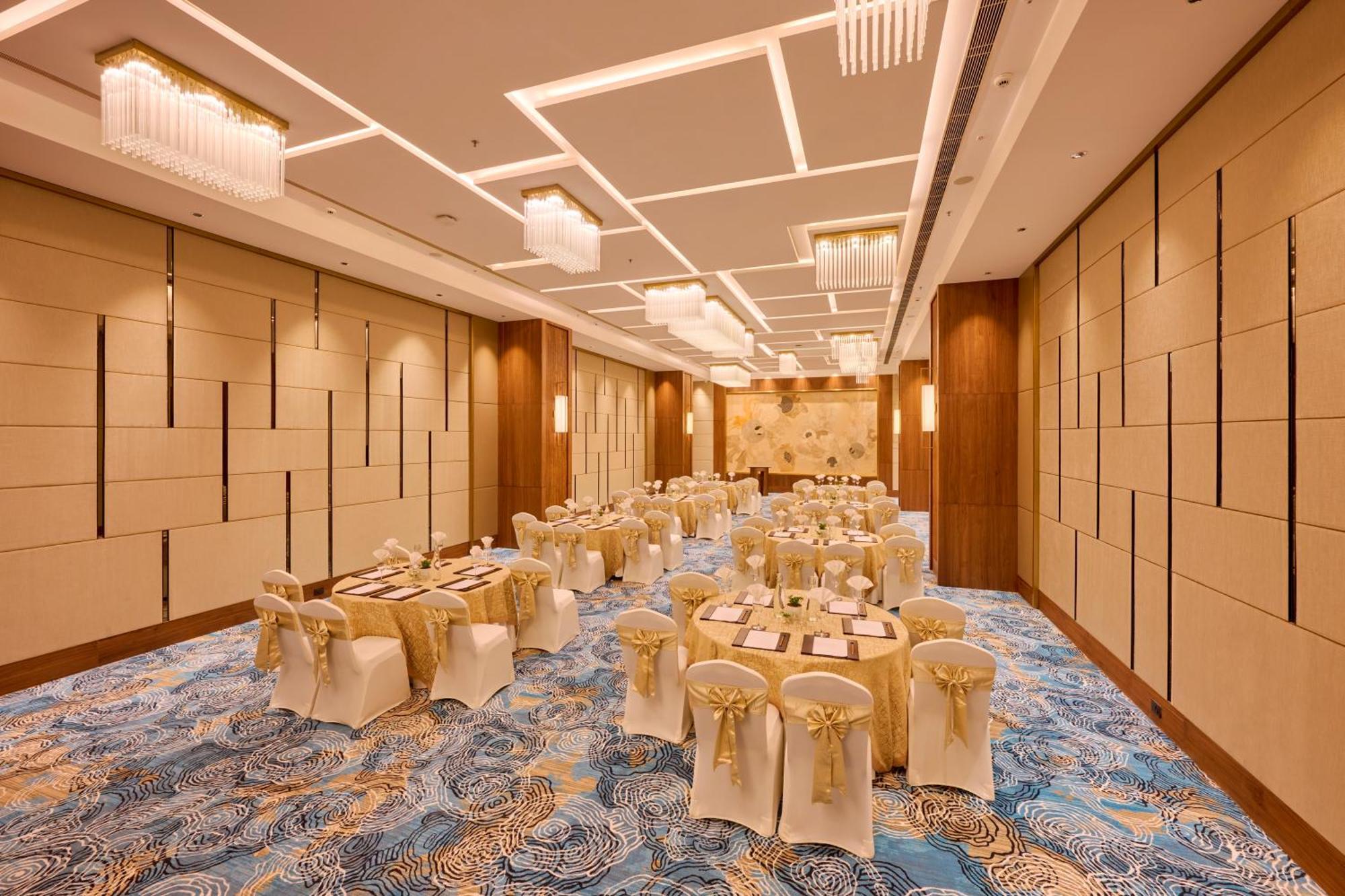 Iris Sarovar Portico 구르가온 외부 사진